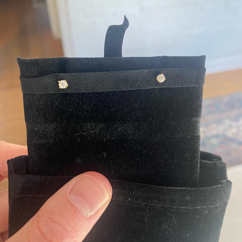 Brand new 18k gold .25 ctw diamond earrings